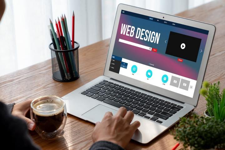 clear booking CTA and navigation on hotel site